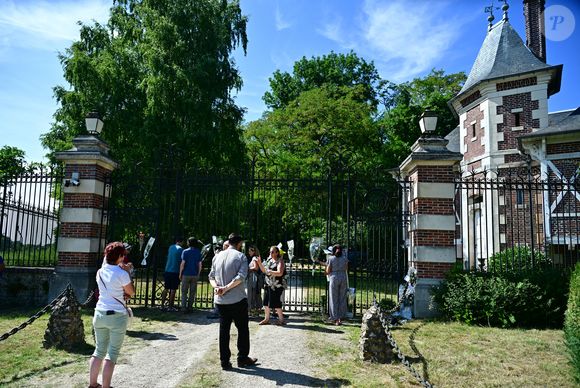 Ce geste simple mais chargé de sens rappelle le lien indéfectible entre le comédien et son fils.

Exclusif - Un an jour pour jour après le décès d'Alain Delon, son fils Anthony (avec Loubo, le berger belge de son père) lui a rendu hommage au domaine familial de Douchy dans le Loiret, France, le 18 août 2025.

© Christian Liewig/Bestimage