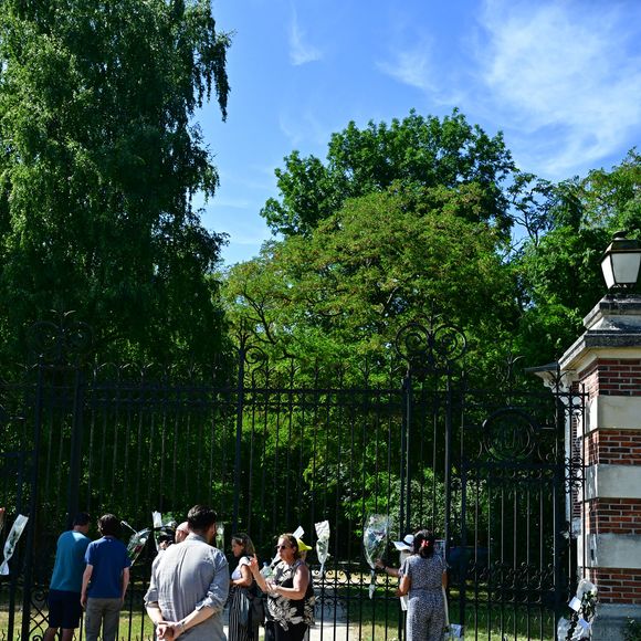Ce geste simple mais chargé de sens rappelle le lien indéfectible entre le comédien et son fils.

Exclusif - Un an jour pour jour après le décès d'Alain Delon, son fils Anthony (avec Loubo, le berger belge de son père) lui a rendu hommage au domaine familial de Douchy dans le Loiret, France, le 18 août 2025.

© Christian Liewig/Bestimage