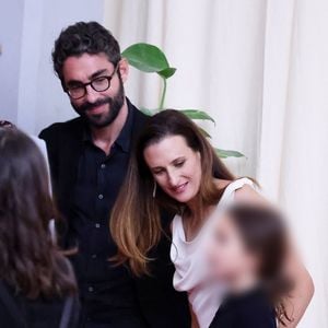 Interrogée au sujet de sa famille en 2019 dans les pages de Marie Claire, Camille Cottin disait n'avoir "jamais culpabilisé" sur le fait d'être souvent éloignée des siens pour les besoins de sa carrière d'actrice. 

Camille Cottin accompagnée de son compagnon Benjamin Mahon et de leur fille Anna Paloma au photocall de cérémonie de clôture du 20ème Festival International du Film de Marrakech, au Maroc, le 2 décembre 2023. 

© Dominique Jacovides/Bestimage
