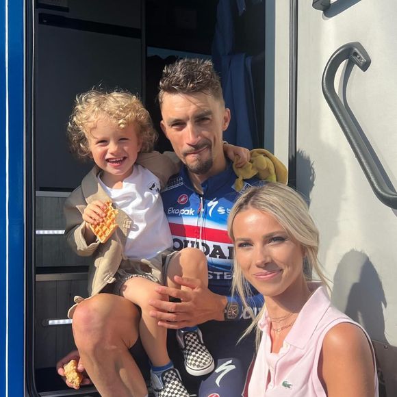 Marion Rousse et Julian Alaphilippe sont les parents de Nino

Marion Rousse et Julian Alaphilippe posent avec leur fils Nino. Photo partagée par Marion Rousse sur Instagram.