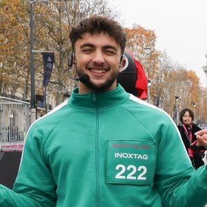 Inoxtag  - La plus belle avenue du monde va célébrer la sortie de la saison 2 de Squid Game en revisitant l'une de ses épreuves mythiques, 1,2,3 Soleil, à laquelle participeront 423 heureux volontaires dont les influenceurs Inoxtag, Maghla, Nicotine et Just Riadh sur l'Avenue des Champs-Élysées, à Paris, rRance, le 1er décembre 2024. © Coadic Guirec/Bestimage