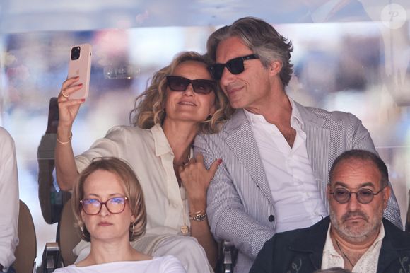 Un homme d'affaires qu'elle a épousé en 2012, après deux mois seulement de préparation.

Caroline Roux et son mari Laurent Solly - Célébrités dans les tribunes de la finale homme des Internationaux de France de tennis de Roland Garros 2024 à Paris le 9 juin 2024. © Jacovides-Moreau/Bestimage