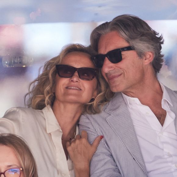 Un homme d'affaires qu'elle a épousé en 2012, après deux mois seulement de préparation.

Caroline Roux et son mari Laurent Solly - Célébrités dans les tribunes de la finale homme des Internationaux de France de tennis de Roland Garros 2024 à Paris le 9 juin 2024. © Jacovides-Moreau/Bestimage