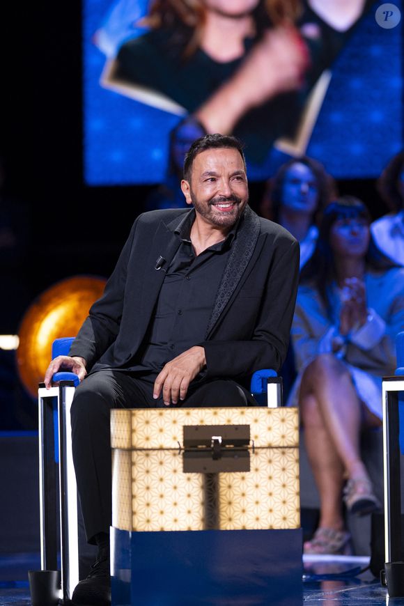 Il décrit une relation très affectueuse et protectrice avec eux.

Exclusif - Exclusif - Kamel Ouali lors de l'enregistrement de l'émission "La Boîte à secrets", présentée par F.Bollaert et diffusée le 3 octobre 2025 sur France 3, dans les studios du Lendit à Saint-Denis, Seine Saint-Denis, France, le 9 septembre 2025. © Pierre Perusseau/Bestimage