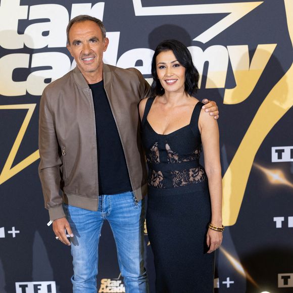 Les animateurs de télévision français Nikos Aliagas (G) et Karima Charni posent lors d'un photocall pour présenter la nouvelle saison de l'émission Star Academy au Grand Rex à Paris le 29 septembre 2025. Photo par Alexis Jumeau/ABACAPRESS.COM