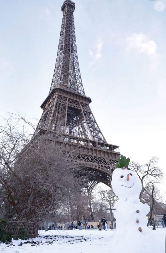 Il s'agit d'un impressionnant tronçon de 2,75 mètres de haut, composé de 14 marches de l'escalier hélicoïdal d'origine de la Tour Eiffel (celui de 1889).

La tour Eiffel et le Champ-de-Mars sont sous la neige à Paris le 7 janvier 2026.

© Christophe Aubert / Bestimage