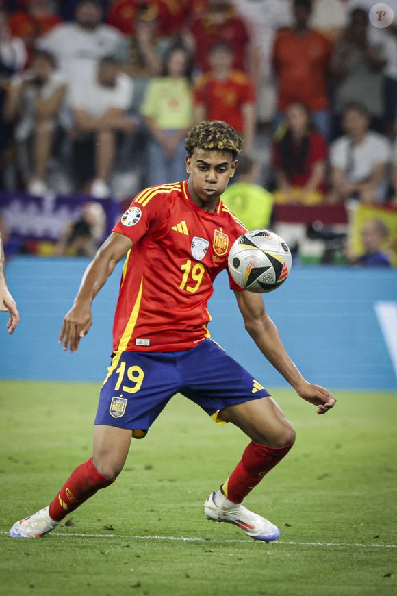 "Ce sont des personnes qu'on mobilise en règle générale exclusivement pour leur condition et parce qu'elles sont de petite taille".

Lamine Yamal - Demi-finale de l'Euro 2024 entre l'Espagne et la France (2-1) à Munich en Allemagne le 9 juillet 2024.