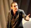 "Je paye, avec l'aide de mes parents, 40 000 euros pour me faire explanter par un grand spécialiste à New York", avait-il raconté dans "C à vous".

Arnaud Denis - Filage de la pièce "Le Misanthrope" à la Cigale" à Paris, le 2 septembre 2013. © AGENCE / BESTIMAGE