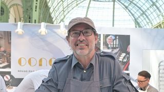 Combien coûte un menu dans le restaurant de Paul Pairet situé dans un chic quartier parisien ?
