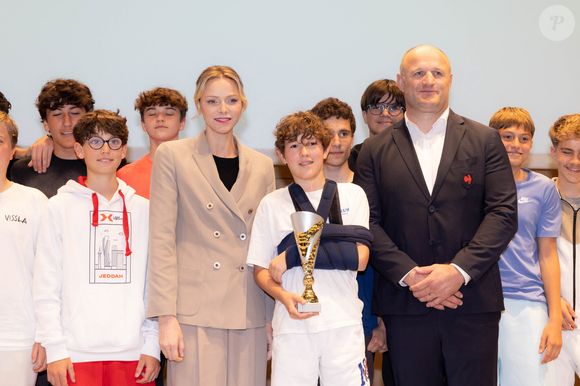 La princesse Charlène de Monaco avec William Servat, l'entraîneur du XV de France - La princesse C.de Monaco, en compagnie de son frère G.Wittstock, participe à la remise des prix de la "Journée du respect" au collège Charles III à Monaco, le 29 avril 2025. © Olivier Huitel / Pool Monaco / Bestimage