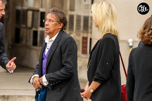 Laurent Voulzy et Isaure Le Faou aux obsèques de la chanteuse et actrice française Françoise Hardy au crématorium du cimetière du Père-Lachaise à Paris, en France, le 20 juin 2024.

© Jacovides-Moreau/Bestimage