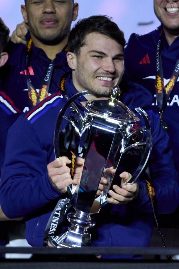 Antoine Dupont avec le trophée du tournoi des Six Nations - La France domine l'Ecosse (35-16) et remporte le Tournoi des 6 Nations au Stade de France à Saint-Denis, Seine Saint-Denis, France, le 15 mars 2025. © Cyril Moreau/Bestimage