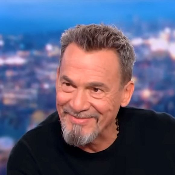 Florent Pagny, qui va beaucoup mieux, était l'invité de Gilles Bouleau aux 20 heures de TF1 le jeudi 16 novembre.
© Captute TV TF1 via Bestimage