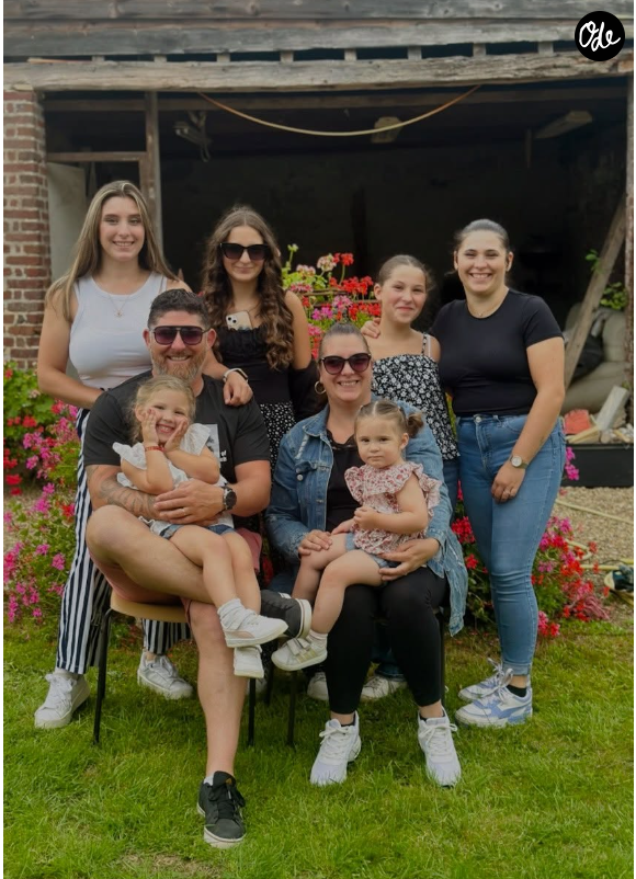 Fanny Lécossais espère y parvenir avant la naissance de son premier petit-enfant et n'exclut pas, à terme, de recourir à la chirurgie esthétique pour raffermir son ventre.

© Instagram / famille_lecossais_tf1