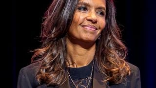 Karine Le Marchand porte la robe d'été parfaite et bonne nouvelle, elle va à tout le monde