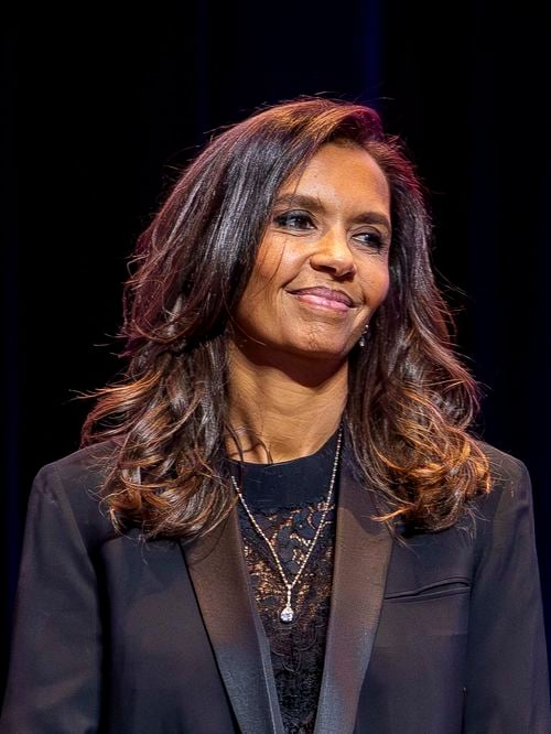 Karine Le Marchand porte la robe d'été parfaite et bonne nouvelle, elle va à tout le monde