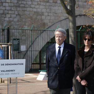 Exclusif - Jean-Luc Romero (Adjoint à la maire de Paris), Jean-Pierre Pascal (Père de Charlotte Valandrey), Aude (soeur de Charlotte Valandrey) et Dominique Besnehard lors de la cérémonie de dénomination d’un jardin en hommage à Charlotte Valandrey, au 17 rue Hector Malot dans le XIlème arrondissement de Paris, France, le 4 avril 2025. © Coadic Guirec/Bestimage