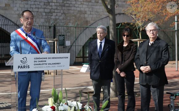 Exclusif - Jean-Luc Romero (Adjoint à la maire de Paris), Jean-Pierre Pascal (Père de Charlotte Valandrey), Aude (soeur de Charlotte Valandrey) et Dominique Besnehard lors de la cérémonie de dénomination d’un jardin en hommage à Charlotte Valandrey, au 17 rue Hector Malot dans le XIlème arrondissement de Paris, France, le 4 avril 2025. © Coadic Guirec/Bestimage