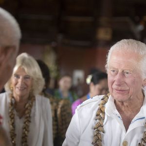 Le roi Charles III d'Angleterre et la reine consort Camilla Parker Bowles en visite dans un village sur les Iles Samoa, à l'occasion de leur visite en Australie. Le 24 octobre 2024
© Ian Vogler / MirrorPix / Bestimage