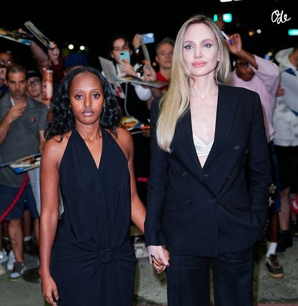 La justice californienne a validé sa demande le 28 septembre 2026, sans qu’aucune objection ne soit formulée.

Angelina Jolie et sa fille Zahara arrivent à la première de "Without Blood" à New York le 14 septembre 2026. 
STARMAX / BESTIMAGE