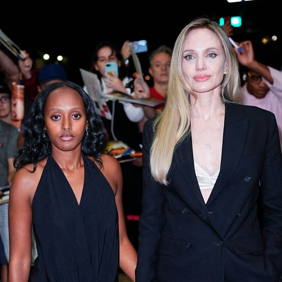 La justice californienne a validé sa demande le 28 septembre 2026, sans qu’aucune objection ne soit formulée.

Angelina Jolie et sa fille Zahara arrivent à la première de "Without Blood" à New York le 14 septembre 2026. 
STARMAX / BESTIMAGE