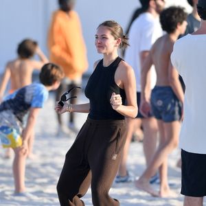 Thylane Blondeau et son compagnon Benjamin Attal passent une après-midi avec des amis sur une plage à Miami le 27 décembre 2023.