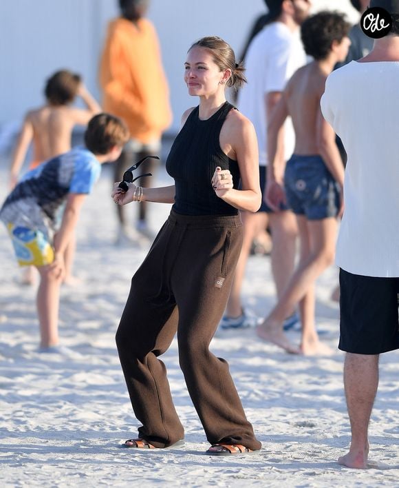 Thylane Blondeau et son compagnon Benjamin Attal passent une après-midi avec des amis sur une plage à Miami le 27 décembre 2023.