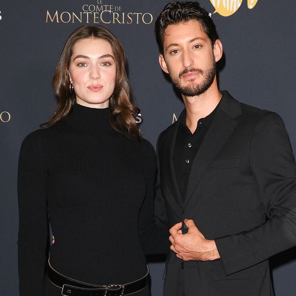 Après la sortie du film et face à l'accueil du public, l'équipe s'était lancée le pari de se faire tatouer si le long-métrage dépassait les 5 millions d'entrées.

Exclusif - Anamaria Vartolomei et Pierre Niney lors de l'avant-première du film "Le Comte de Monte-Cristo" au Grand Rex à Paris le 20 juin 2024.

© Coadic Guirec / Olivier Borde / Bestimage