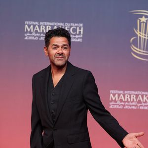 Jamel Debbouze au photocall de la cérémonie d'hommage à Sean Penn lors de la deuxième journée du 21e Festival international du film de Marrakech, le 30 novembre 2024 à Marrakech, Maroc. © Dominique Jacovides/Bestimage