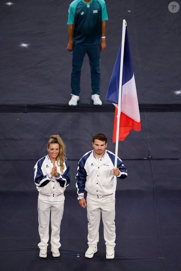 ... un an à peine après avoir obtenu son titre olympique.

La cycliste Pauline Ferrand-Prévôt et le rugbyman Antoine Dupont, porte-drapeau de la délégation française - Cérémonie de clôture des Jeux Olympiques de Paris 2024 au stade de France à Saint-Denis, le 11 août 2024. 
© Jacovides-Perusseau / Bestimage