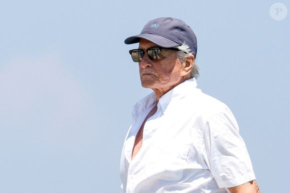 L'acteur et producteur américain Michael Douglas, 80 ans, arrive au club 55 sur la plage de Pampelonne à Saint-Tropez (Ramatuelle), Côte d'Azur, France, le 16 juillet 2025. © Agence / Bestimage