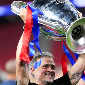 L'entraîneur Luis Enrique du Paris Saint-Germain F.C. soulève le trophée après avoir remporté le match de la finale de la Ligue des champions de l'UEFA 2026 entre le Paris Saint-Germain F.C. et Arsenal F.C. à la Puskas Arena le 30 mai 2026 à Budapest, en Hongrie. © SPP / PsnewZ / Bestimage