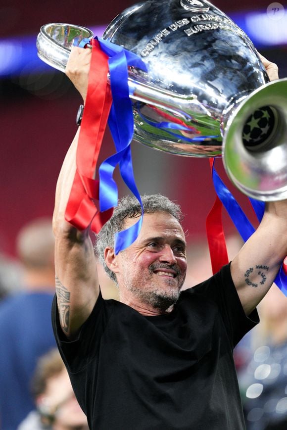 L'entraîneur Luis Enrique du Paris Saint-Germain F.C. soulève le trophée après avoir remporté le match de la finale de la Ligue des champions de l'UEFA 2026 entre le Paris Saint-Germain F.C. et Arsenal F.C. à la Puskas Arena le 30 mai 2026 à Budapest, en Hongrie. © SPP / PsnewZ / Bestimage