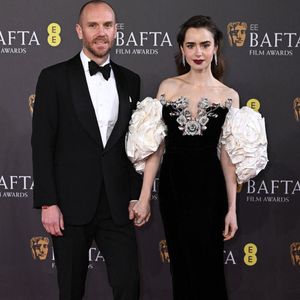 Charlie McDowell et Lily Collins arrivent aux 2024 EE BAFTA Film Awards, Royal Festival Hall. Crédit : Doug Peters/EMPICS