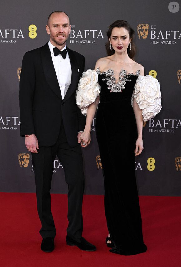 Charlie McDowell et Lily Collins arrivent aux 2024 EE BAFTA Film Awards, Royal Festival Hall. Crédit : Doug Peters/EMPICS
