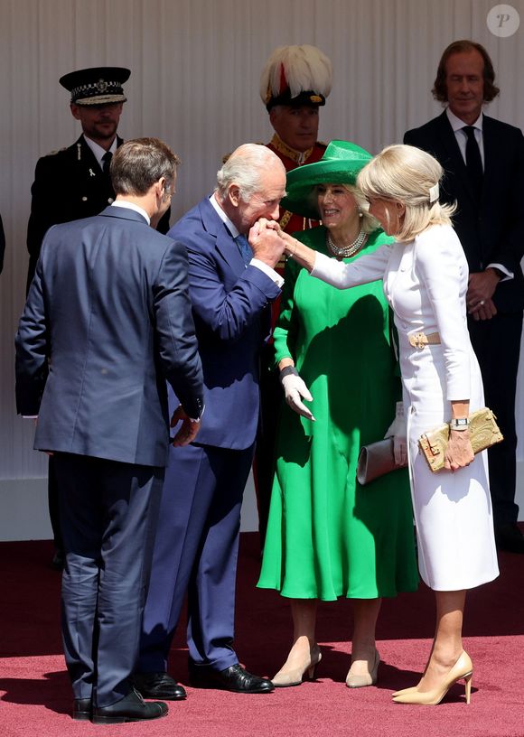 Le roi Charles III d'Angleterre, Camilla Parker Bowles, reine consort d'Angleterre, le prince William, prince de Galles, et Catherine (Kate) Middleton, princesse de Galles, accueillent le couple présidentiel français le président Emmanuel Macron et sa femme la Première Dame Brigitte Macron sur Datchet road à Windsor, Royaume Uni, le 8 juillet 2025. À l'invitation de Leurs Majestés le roi et la reined'Angleterre, le président français et sa femme effectueront une visite d'État au Royaume-Uni du 8 au 10 juillet 2025. Le président et la Première Dame se rendent au Royaume-Uni pour la première fois en visite d'État française depuis 17 ans. Ils séjourneront au château de Windsor, accueillis par le roi et la reine d'Angleterre, et un banquet y sera organisé en leur honneur. Les Macron visiteront l'Imperial College, et le président s'adressera au Parlement pendant son séjour. © Dominique Jacovides/Bestimage
