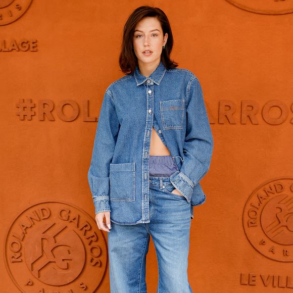 Adèle Exarchopoulos au village lors des Internationaux de France de Tennis de Roland Garros 2025, à Paris, France, le 8 juin 2025. © Cyril Moreau/Bestimage