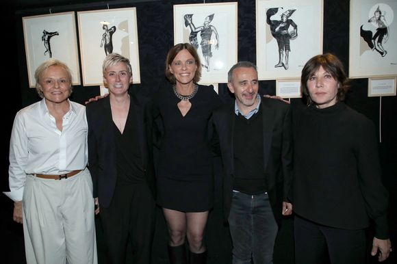 Exclusif - Les Co-autrices de la pièce : Marie Bô et Anne Le Nen entre Muriel Robin, Elie Semoun et Mathilde Seigner - Générale de la Pièce "On va tous être d'accord… ou pas " au théâtre Lepic à Paris le 6 Mai 2025. © Bertrand Rindoff/Bestimage