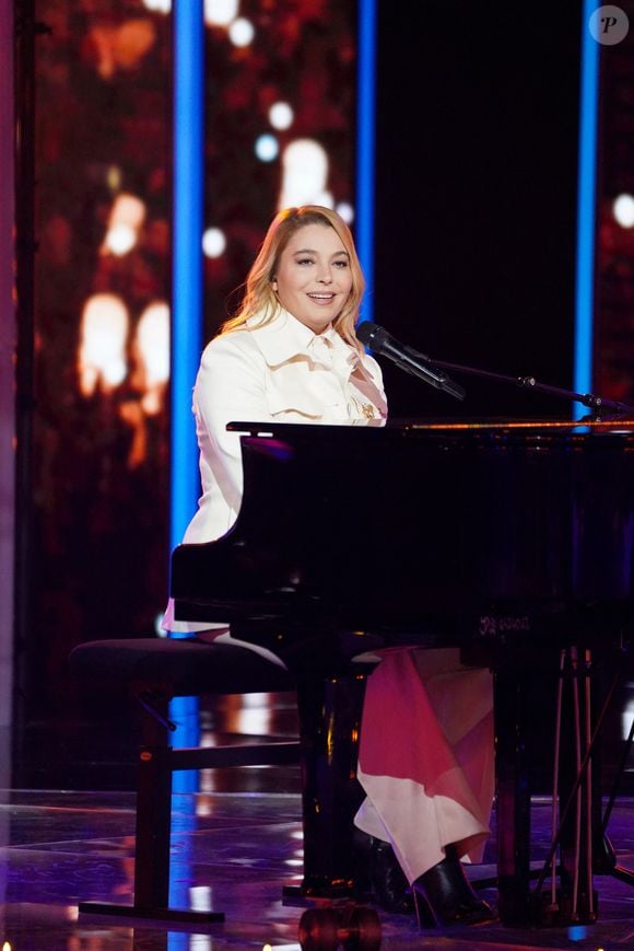 La chanteuse Santa, marraine du Téléthon 2025, a fait un don " exceptionnel " de 99 999 euros - Santa (marraine 2025) lors de la soirée de lancement de la 39ème édition du Téléthon sur France 3 aux Studios du Lendit à Saint-Denis, France, le 5 décembre 2025. © Anne-Sophie Guebey/Bestimage