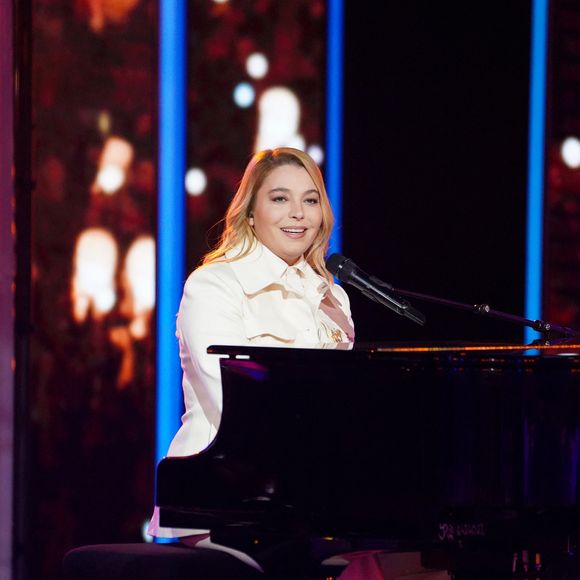 La chanteuse Santa, marraine du Téléthon 2025, a fait un don " exceptionnel " de 99 999 euros - Santa (marraine 2025) lors de la soirée de lancement de la 39ème édition du Téléthon sur France 3 aux Studios du Lendit à Saint-Denis, France, le 5 décembre 2025. © Anne-Sophie Guebey/Bestimage