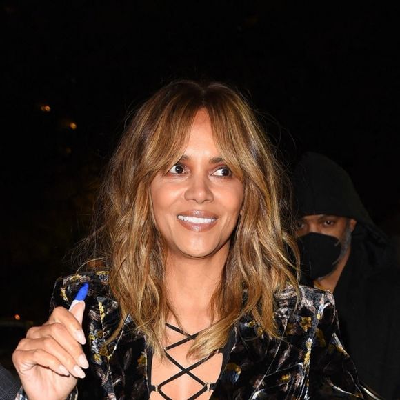 Ce sera la quatrième fois que la future mariée s’avancera vers l’autel.

Halle Berry à la première de "Bruised" à Los Angeles, le 19 novembre 2021.@Bestimage