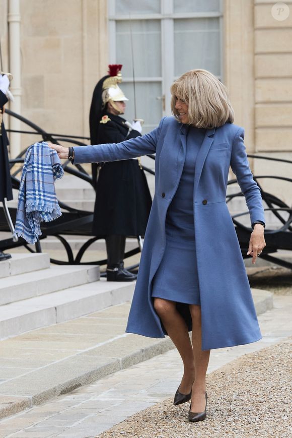Comment Brigitte Macron s'offre-t-elle des jambes si fines et une taille de guêpe digne d'une quadragénaire ? 

Le président français et sa femme la Première Dame Brigitte Macron accueillent le vice-président américain et sa femme pour un déjeuner de travail, en marge du Sommet d'action sur l'intelligence artificielle (IA), au palais présidentiel de l'Elysée, à Paris, France, le 11 février 2025. © Cyril Moreau/Bestimage