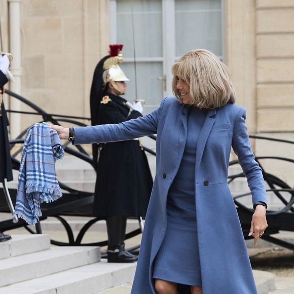 Comment Brigitte Macron s'offre-t-elle des jambes si fines et une taille de guêpe digne d'une quadragénaire ? 

Le président français et sa femme la Première Dame Brigitte Macron accueillent le vice-président américain et sa femme pour un déjeuner de travail, en marge du Sommet d'action sur l'intelligence artificielle (IA), au palais présidentiel de l'Elysée, à Paris, France, le 11 février 2025. © Cyril Moreau/Bestimage