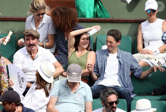 L'aîné, Simon, s'est orienté vers des études de journalisme et de cinéma.


Jean Dujardin, son fils Simon et sa compagne Nathalie Péchalat dans les tribunes lors de la finale homme des Internationaux de Tennis de Roland-Garros à Paris, le 11 juin 2017. © Jacovides-Moreau/Bestimage