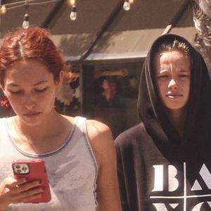 À Los Angeles, Shiloh Joli Pitt, la fille d'Angelina Jolie et Brad Pitt, avec une amie, Keoni Rose, chez Fonuts Donut Bakery à Studio City, Los Angeles, le 4 juillet 2025
