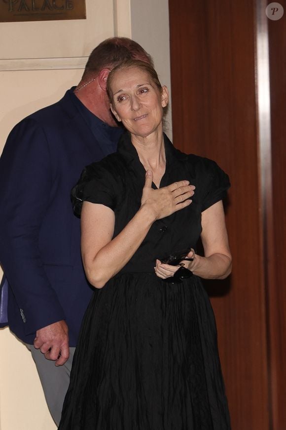 Un rythme censé préserver son énergie tout en marquant des retrouvailles exceptionnelles avec le public français, qu’elle n’a plus retrouvé sur scène depuis 2017.

Paris, FRANCE - La chanteuse Céline Dion, fatiguée, rentre à son hôtel à 1h30 du matin après une longue répétition pour les Jeux Olympiques de 2024 à Paris.



Sur la photo : Celine Dion