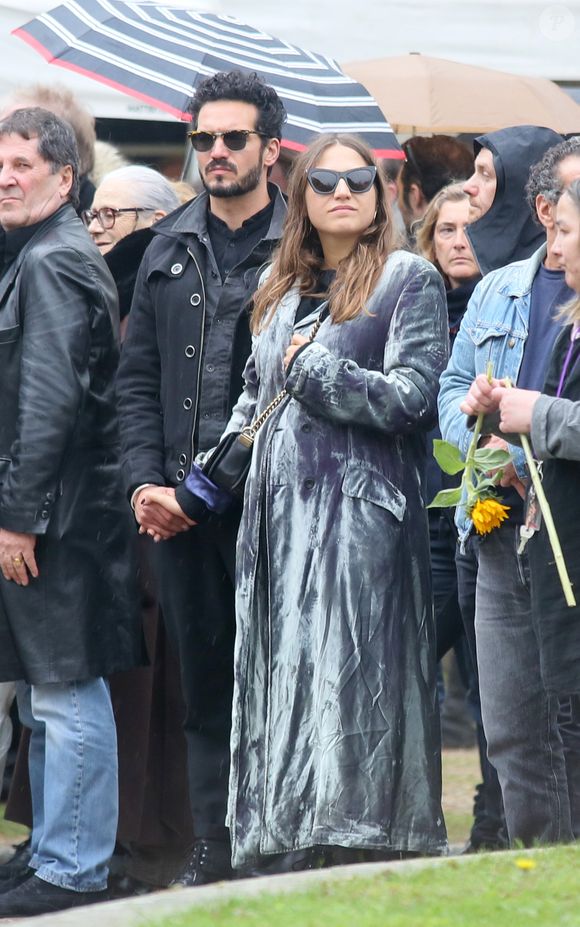 Izïa Higelin et le père de son enfant lors des obsèques de Jacques Higelin au cimetière du Père Lachaise à Paris le 12 avril 2018.
©Agence / Bestimage