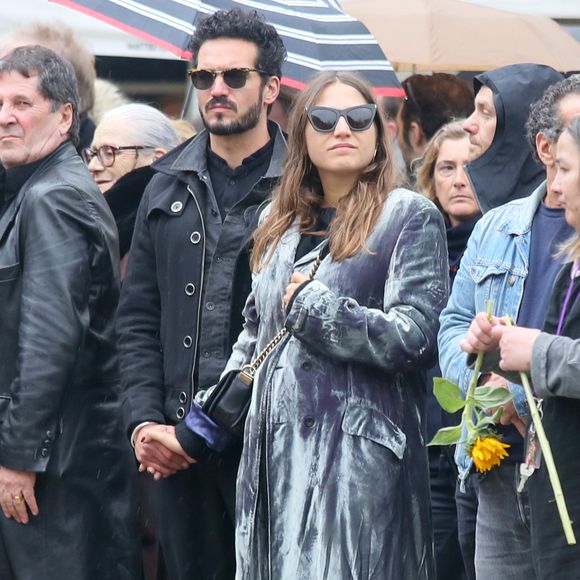Izïa Higelin et le père de son enfant lors des obsèques de Jacques Higelin au cimetière du Père Lachaise à Paris le 12 avril 2018.
©Agence / Bestimage