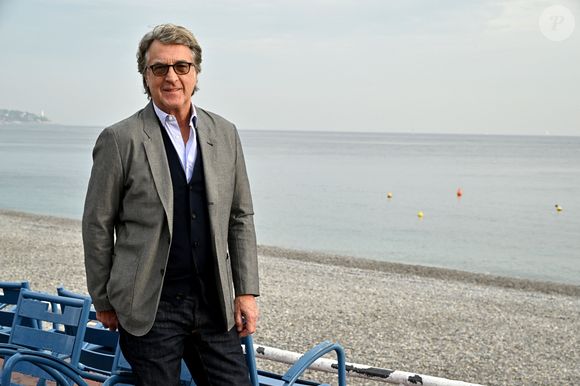 François Cluzet reconnaît aujourd’hui regretter cette décision impulsive.

François Cluzet lors d'un photocall en extérieur du film "Mascarade" lors de la 4ème édition du festival Cinéroman à Nice le 8 octobre 2022.

© Bruno Bebert / Bestimage