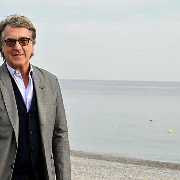 François Cluzet reconnaît aujourd’hui regretter cette décision impulsive.

François Cluzet lors d'un photocall en extérieur du film "Mascarade" lors de la 4ème édition du festival Cinéroman à Nice le 8 octobre 2022.

© Bruno Bebert / Bestimage